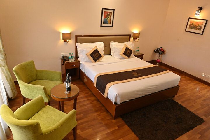 Room 4 of 63