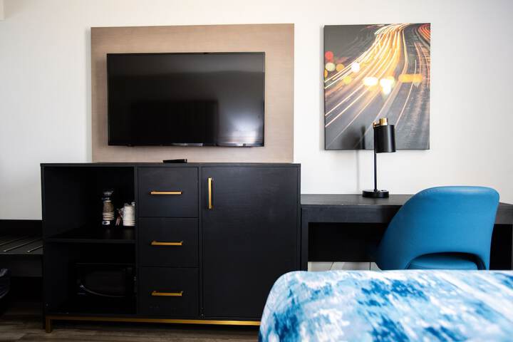 1 King Bed 1 Bedroom Mobility Hearing Accessible Suite Tub with Grab Bars (10 of 11)