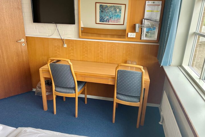 Room 9 of 42
