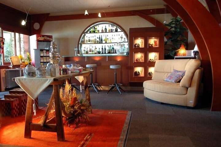 Lounge 41 of 55