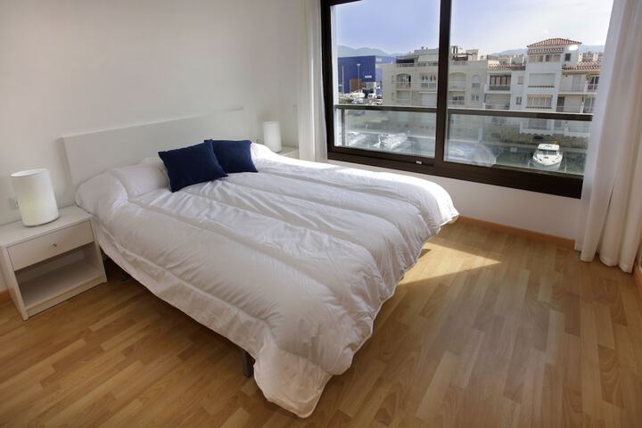 Room 4 of 32
