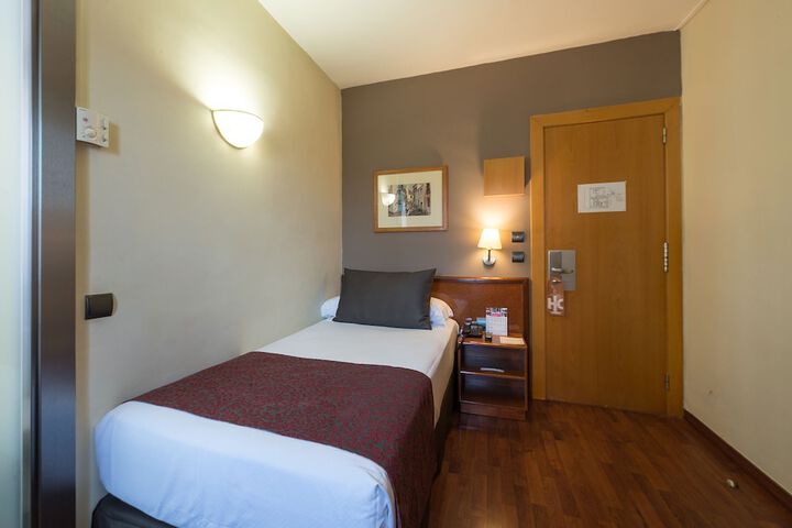 Room 17 of 37