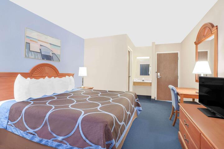 1 King Bed (5 of 13)