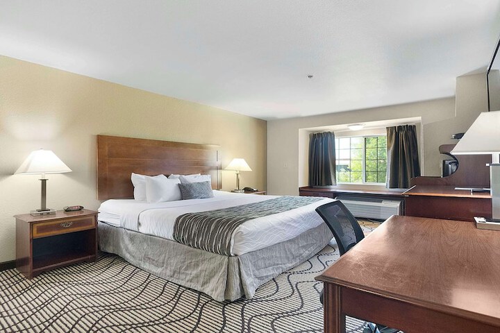1 King Bed Desk Microwave and Refrigerator WiFi Full Breakfast (4 of 10)