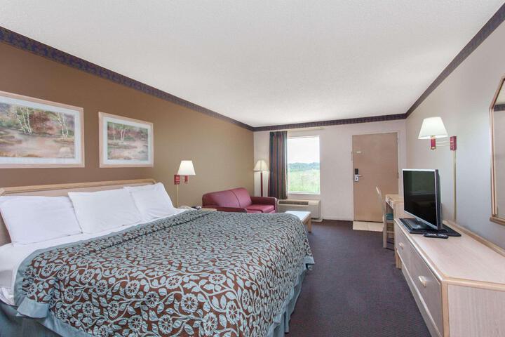 1 Queen Bed (2 of 11)