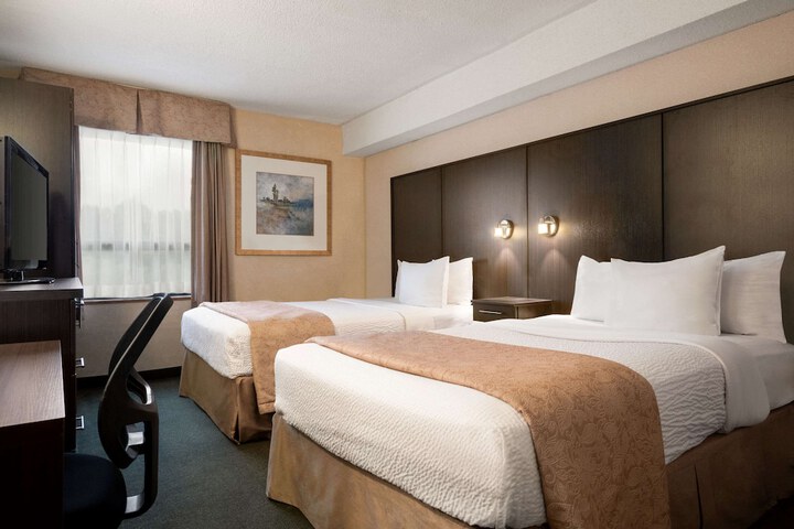 2 Double Beds (3 of 7)