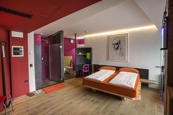 Room 17 of 95