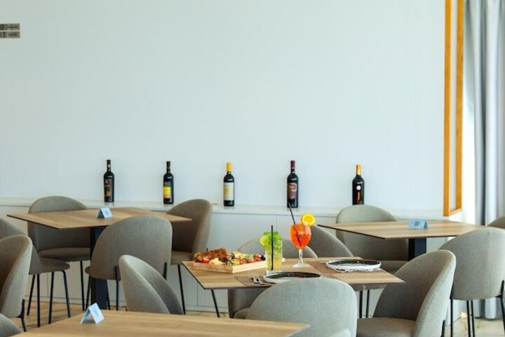 Dining 10 of 60