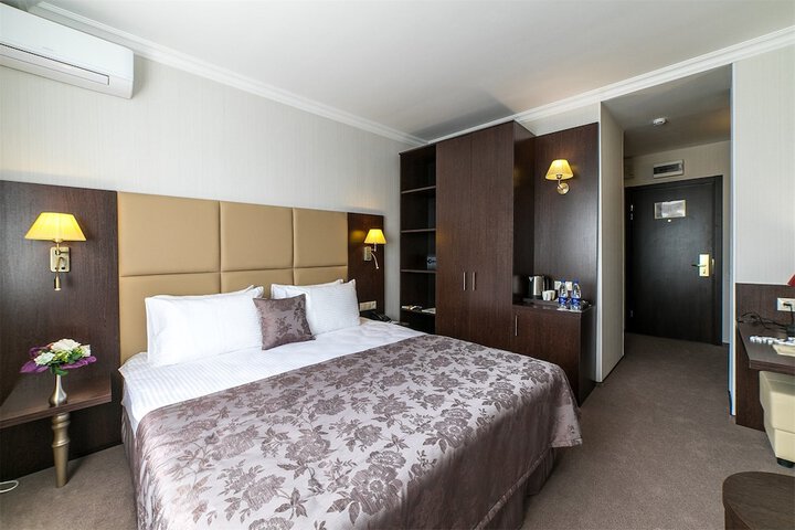 Room 21 of 120