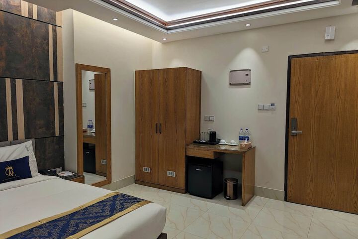 Room 6 of 16
