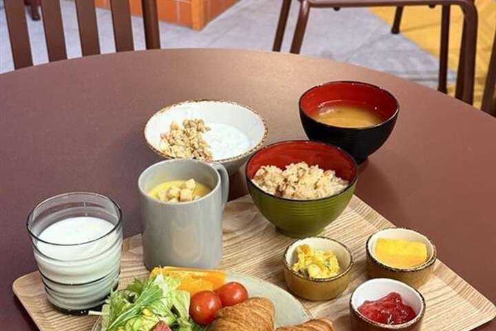 Breakfast/Coffee Service 53 di 60
