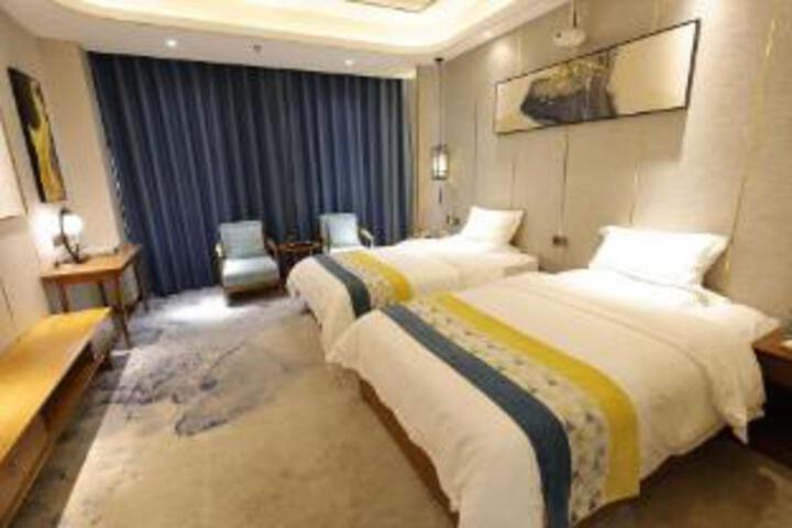 Room 7 of 8