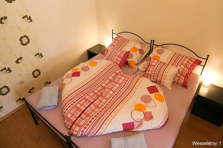 Room 4 of 9