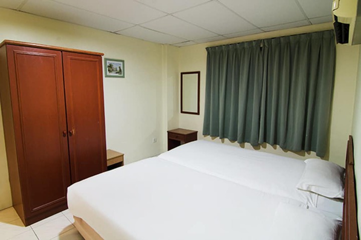 Room 10 of 93