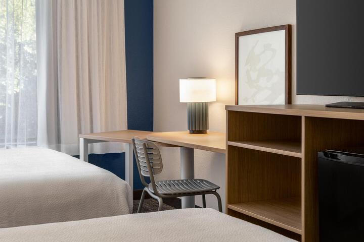 2 Queen Beds (10 of 11)