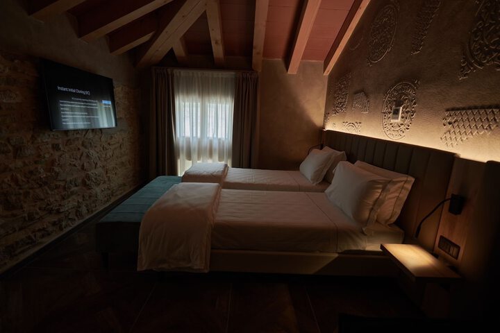 Room 2 of 10