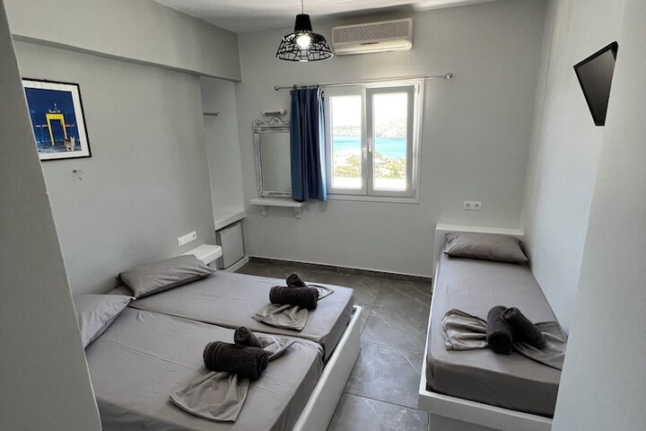 Room 32 of 79
