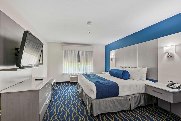 1 King Bed Sofa Bed Microwave and Refrigerator WiFi Full Breakfast (7 of 25)
