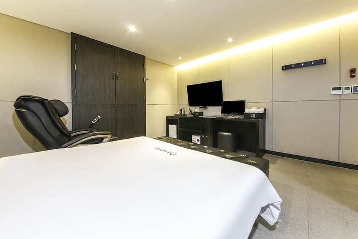 Room 18 of 48