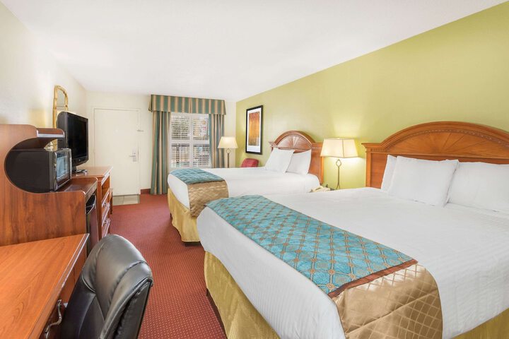 1 Queen Bed (3 of 9)