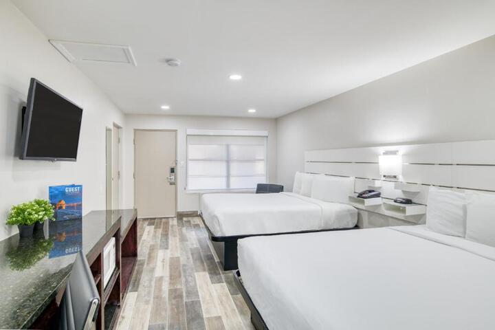 Deluxe 2 Queen Beds (6 of 10)