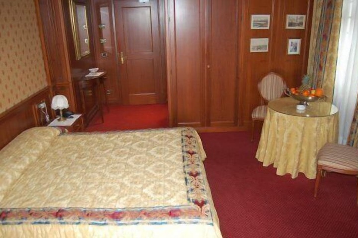 Room 6 of 18