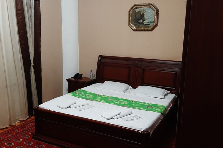 Room 6 of 14