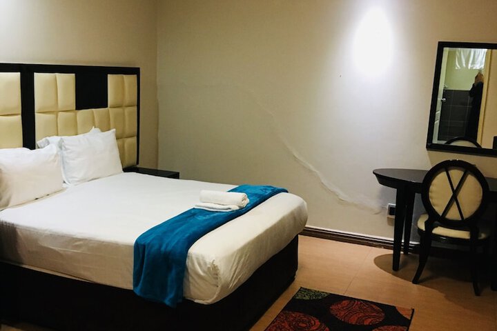 Room 11 of 27