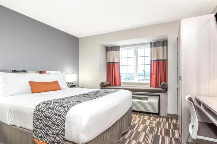 2 Queen Beds (1 of 10)