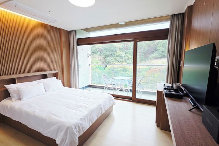 Room 3 of 33