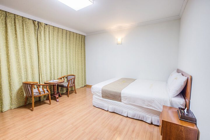 Room 25 of 47