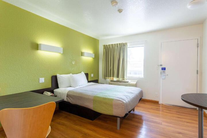 1 Queen Bed (8 of 10)