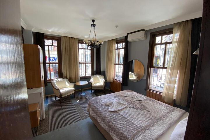 Room 13 of 32