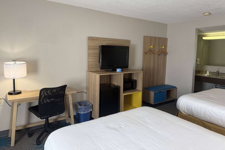 2 Queen Beds (2 of 9)