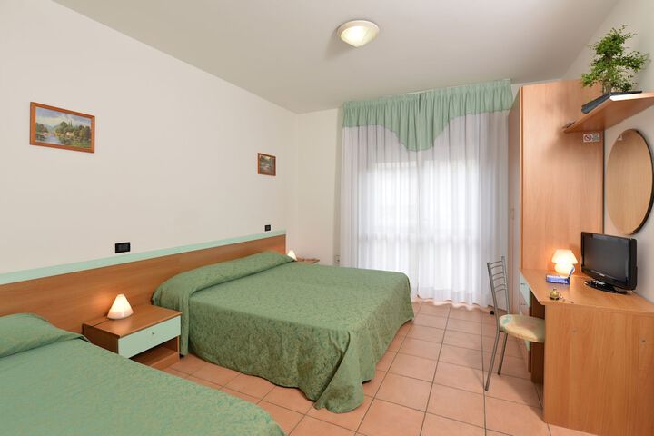 Room 4 of 102