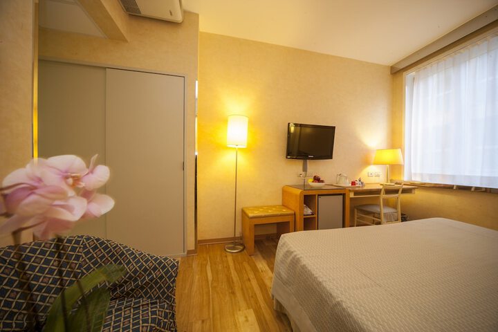 Room 13 of 40