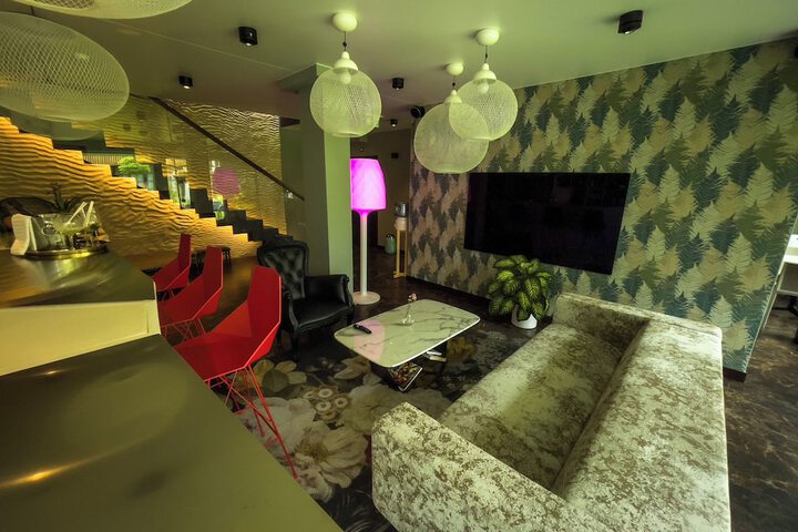 Lounge 48 of 58