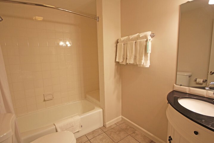 1 Queen Bed (4 of 14)