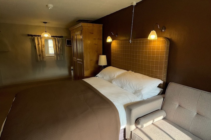 Room 6 of 33