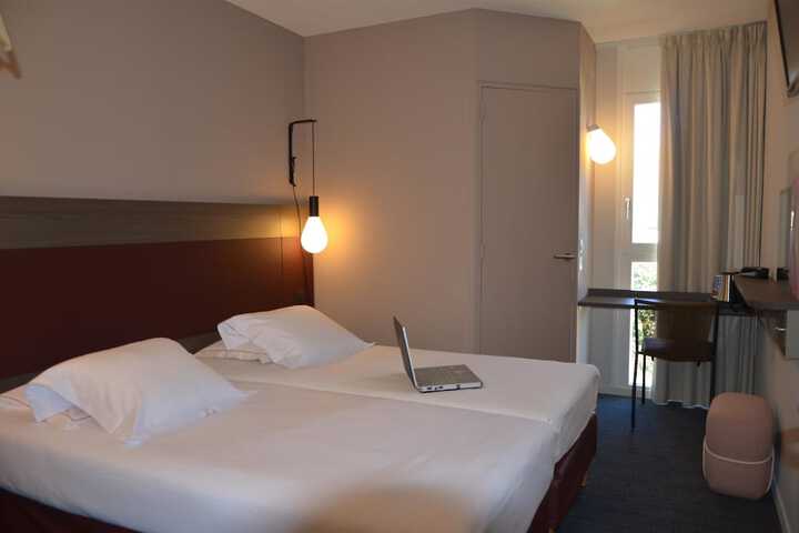 Room 6 of 76