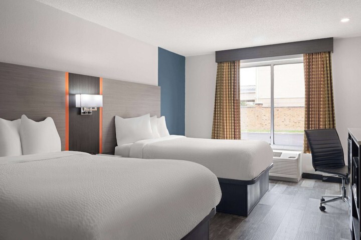 2 Double Beds (3 of 10)