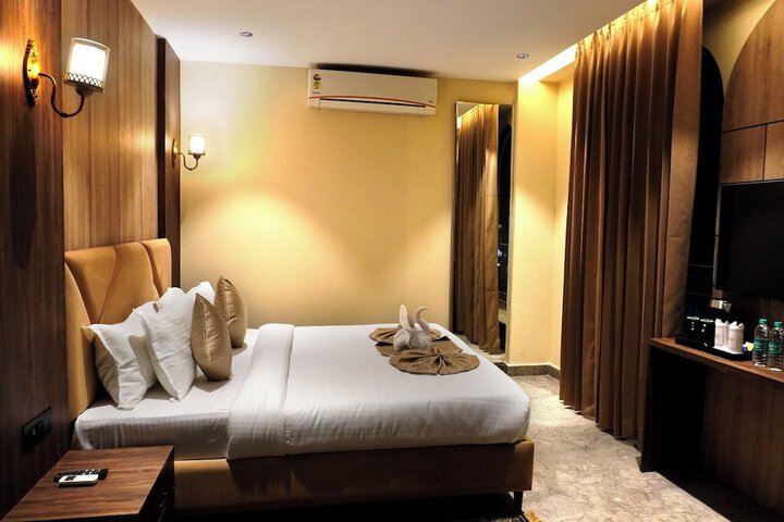 Room 11 of 34