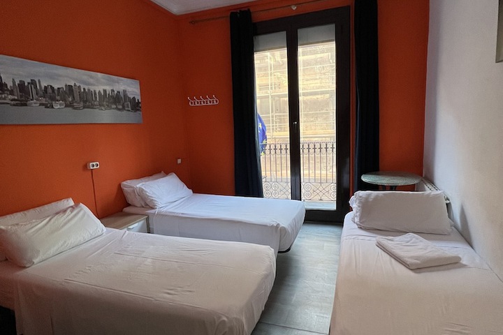 Room 6 of 12