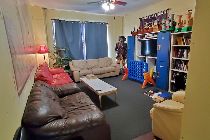 Room 33 of 46