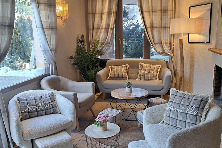 Lounge 14 of 16