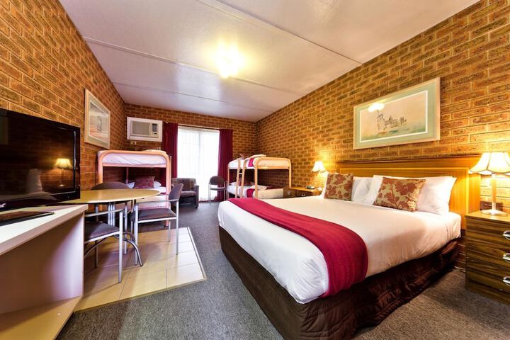 Room 13 of 40