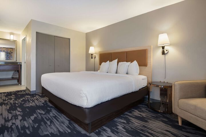 1 King Bed Flat Screen Television Microwave and Refrigerator High Speed Internet Accessible Full Breakfast (10 of 11)