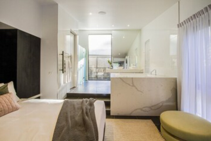 Room 5 of 9