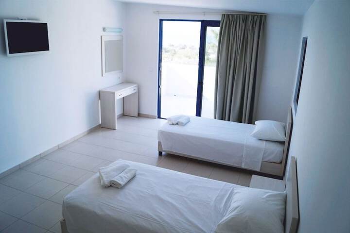 Room 3 of 96