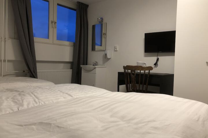 Room 13 of 42